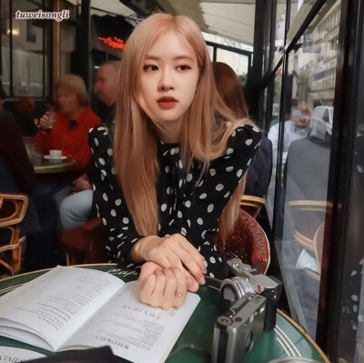 
rosé⑅ +. 共进晚餐.+ ⑅.°
