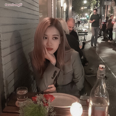 
rosé⑅ +. 共进晚餐.+ ⑅.°
