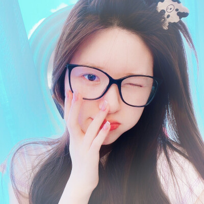 ：赵露思
美好的一天开始啦～