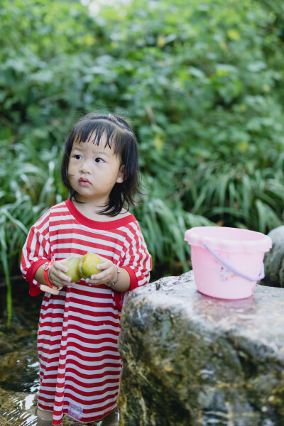 避暑还是要选九溪呀
摄影：洪小漩
出镜：菲比和爸爸
好多年前，九溪还是一个小众的徒步纳凉处。以前一道来的都是美少女，拍些清凉的照片。
而今，九溪火得很突然，纵使我们起了个大早，七点多就抵达，却已经有不…