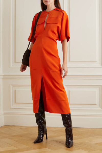 Victoria Beckham 这款连衣裙从工装风中汲取灵感，同时融入简练优雅的现代气质，令人眼前一亮。单品首次亮相于 2022 早秋秀场，以中等重量的绉纱面料制成，上半身设有口袋和钥匙孔式挖剪，正面高开衩增添一丝飒爽气…