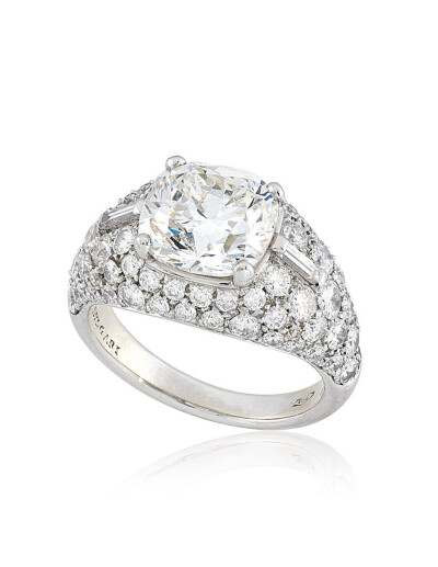 Bulgari 宝格丽 Trombino钻石戒指 主石为一颗 3.16ct 枕形明亮式切割钻石，经GIA鉴定为G色，VS2净度，周围镶嵌圆形和长方形切割钻石，黄金底托。成交价4.75万瑞郎