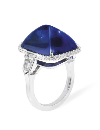  Christie's 佳士得日内瓦秋拍 蓝宝石戒指 主石为一颗 23.10ct Cabochon sapphire 凸圆形蛋面蓝宝石，经Gübelin鉴定产地为斯里兰卡，无加热迹象，周围镶嵌圆形和花式切割钻石，铂金底托。成交价7.5万瑞郎