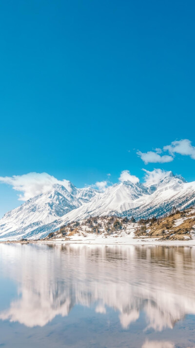 西藏然乌湖，川藏线最美的湖泊，有西天瑶池的美誉。©图虫创意