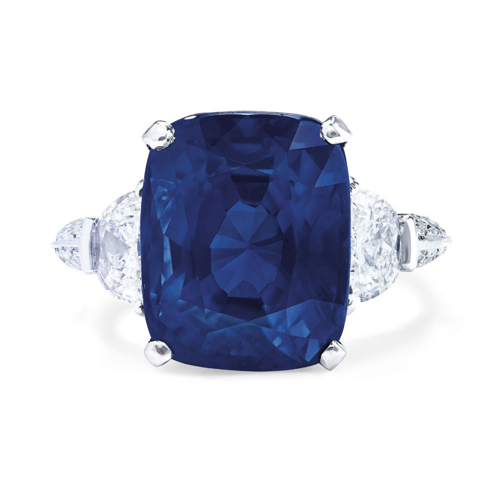 Christie's 佳士得日内瓦秋拍 蓝宝石戒指主石为一颗 19.35ct 枕形蓝宝石，经Gübelin鉴定产地为缅甸，无加热迹象，周围镶嵌半月形和圆形切割钻石，铂金底托。成交价32.45万瑞郎