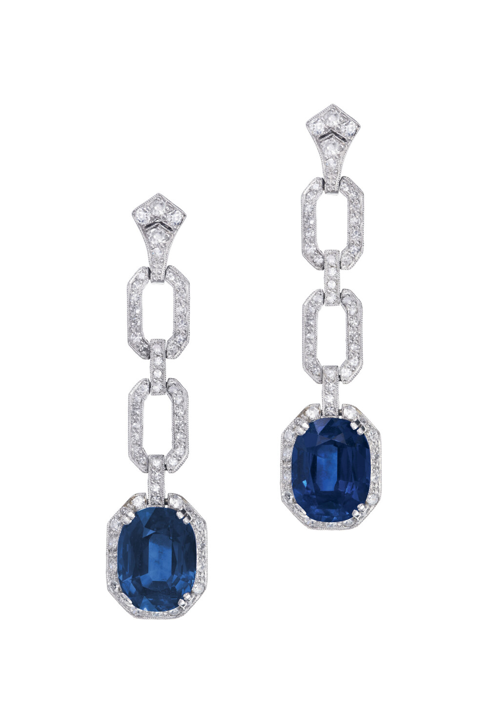 Christie's 佳士得日内瓦秋拍 蓝宝石耳坠 20世纪初 主石分别为 5.22和5.07ct 枕形蓝宝石，经SSEF鉴定产地为缅甸，无加热迹象，镶嵌老式和单切割钻石，长度4.5厘米。成交价23.125万瑞郎