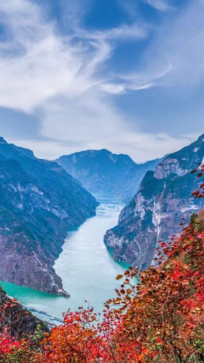 三峡沿途两岸奇峰陡立、峭壁对峙，景色优美，气势磅礴。©图虫创意