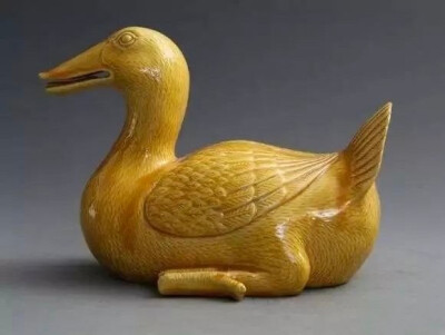 清乾隆 黄釉浅浮雕鸭