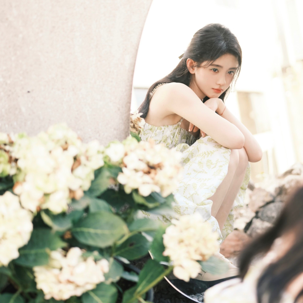 鞠婧祎 与小羊去郊游