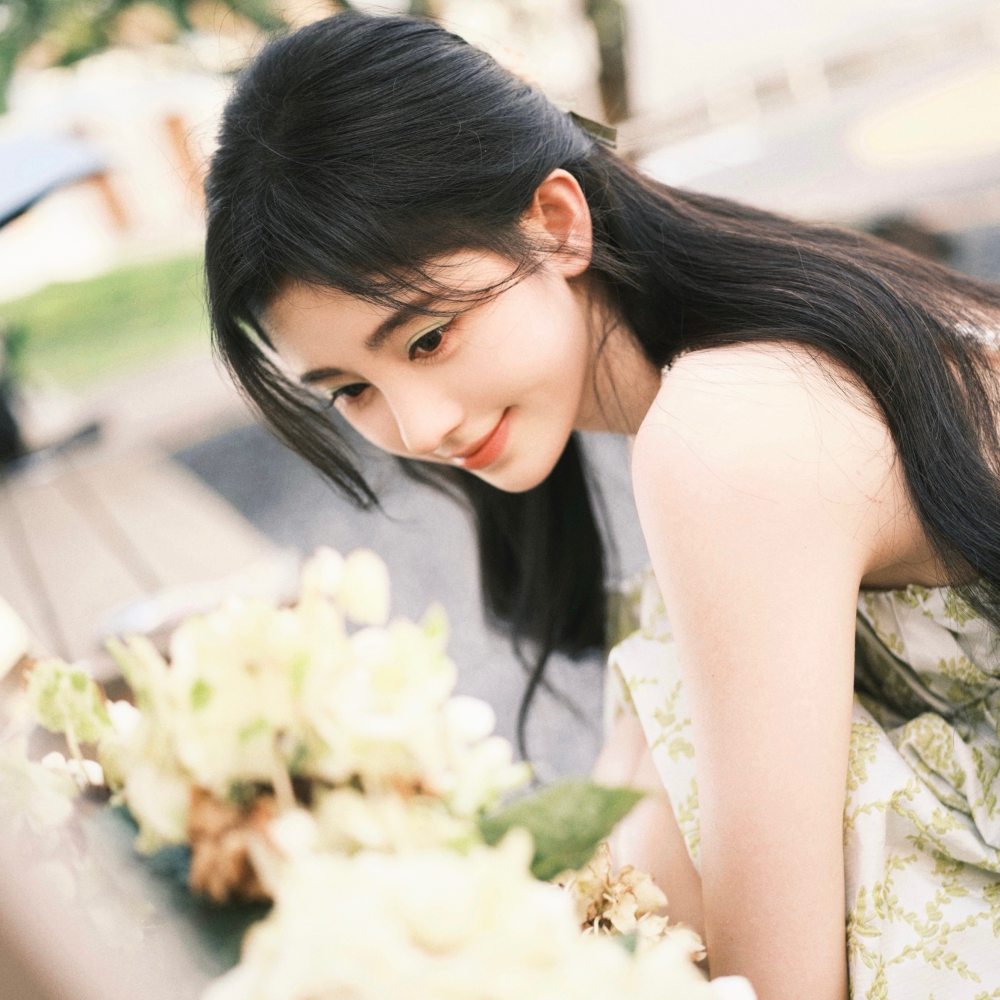 鞠婧祎 与小羊去郊游