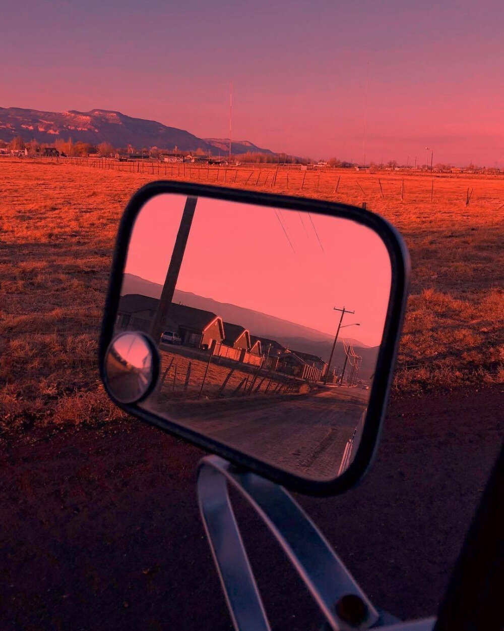 后视镜里的黄昏日落时