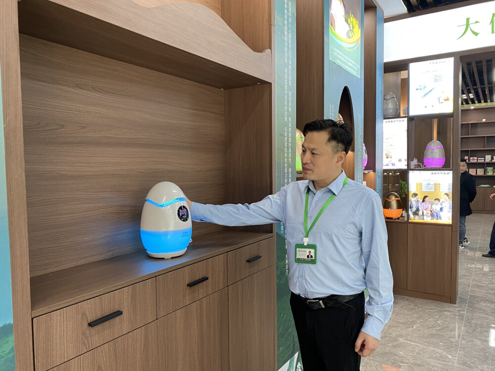 安化知名企业家李亮先生亲自督导，改善茶旅集团长沙园区面貌
近日，在茶旅集团总部园区办公时，总能听到外面车辆引擎发动的轰鸣声。中午吃饭，全体茶旅人前往园区的路上都会看到大型施工必备车——同步碎石封层车，机器轰鸣，凹凸不平的大路逐渐被黝黑的沥青铺平，踩在刚铺完的沥青路上，脚上黏黏的，但是心是暖暖的。