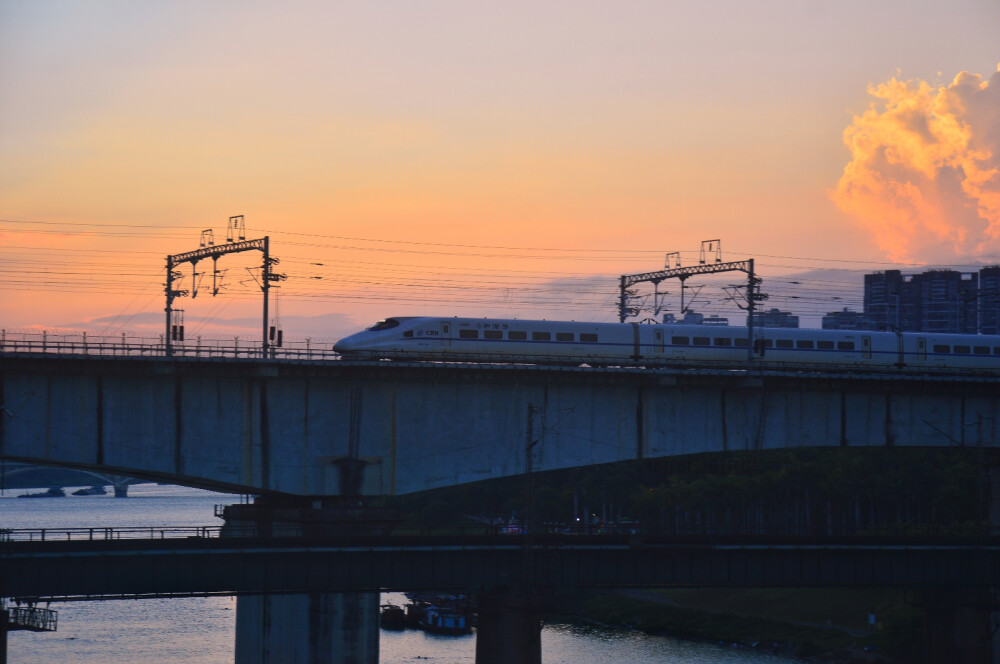 分享粉蓝
落日下的南昆铁路永和大桥
CRH2A HXD1C