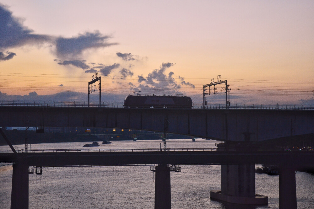 分享粉蓝
落日下的南昆铁路永和大桥
CRH2A HXD1C