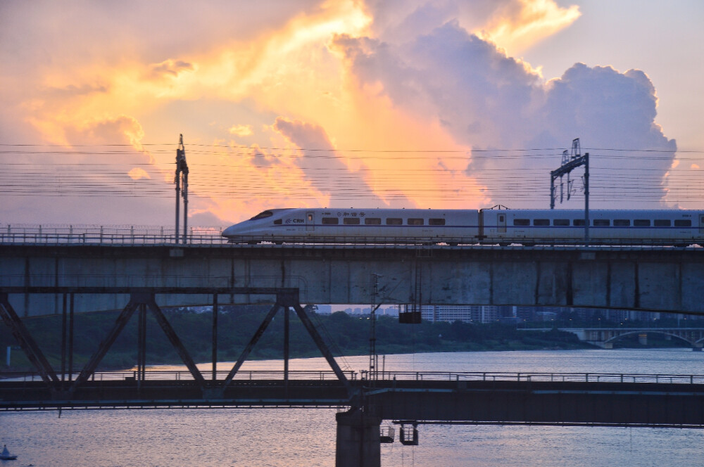 分享粉蓝
落日下的南昆铁路永和大桥
CRH2A HXD1C