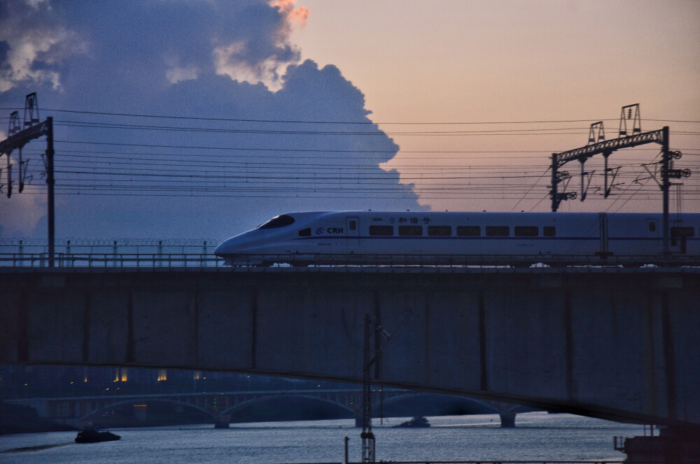 分享粉蓝
落日下的南昆铁路永和大桥
CRH2A HXD1C