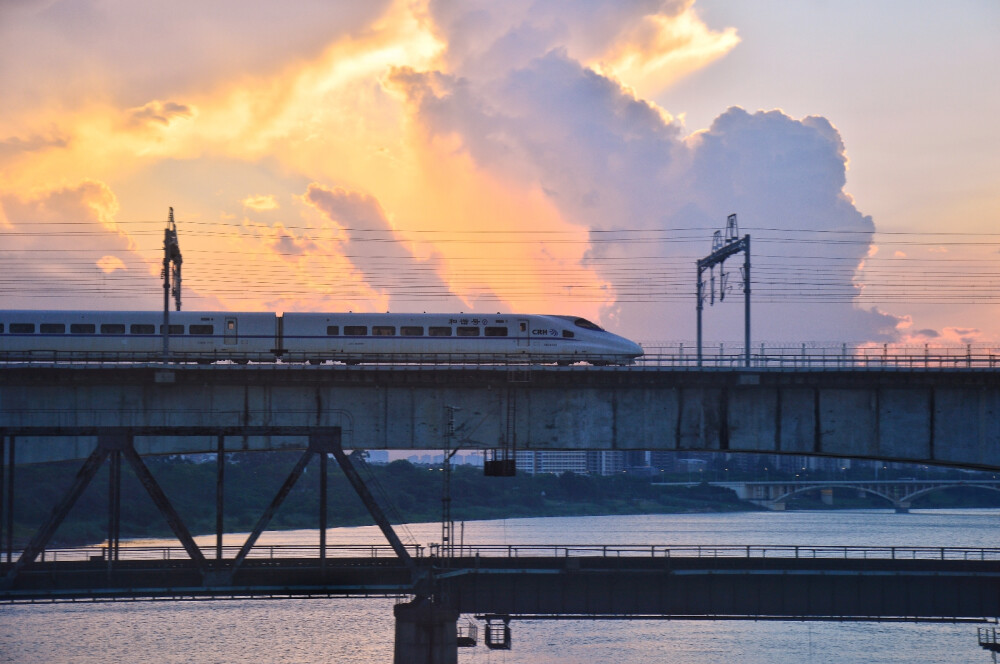 分享粉蓝
落日下的南昆铁路永和大桥
CRH2A HXD1C