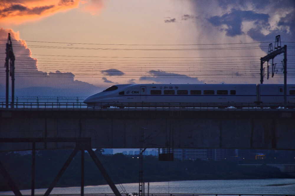 分享粉蓝
落日下的南昆铁路永和大桥
CRH2A HXD1C