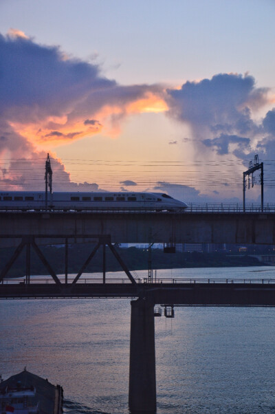 分享粉蓝
落日下的南昆铁路永和大桥
CRH2A HXD1C