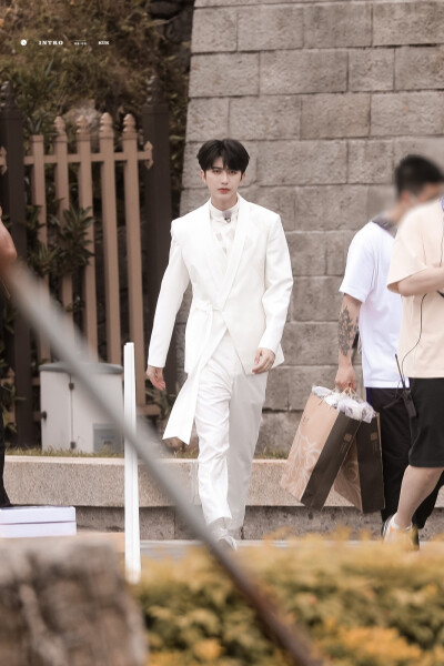 蔡徐坤 抱图关注收藏