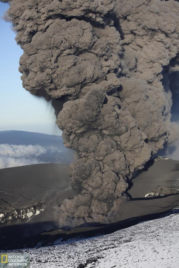 火山灰
冰岛艾雅法拉火山喷发释放出大量的火山灰。摄影：Richard Roscoe