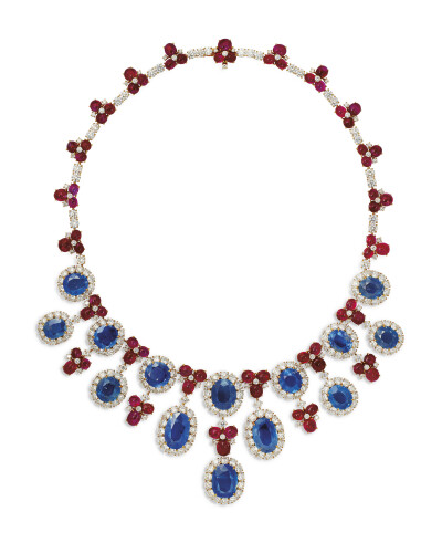  Van Cleef & Arpels 梵克雅宝 钻石套装 1965-1966年 镶嵌老式、圆形和长方形切割钻石，三颗最大的圆形切割钻石分别为7.83、7.67和6.50ct，黄金底托，胸针7.2厘米，耳坠4.2厘米。成交价20万瑞郎