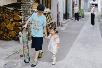 甜甜的都给你
摄影：洪小漩
出镜：家人
今年，蓝莓刚到了收获时节，爸妈就惦记着让我们回家。那些时日，菲比恰好在上虞阿太家，没能及时赶回浦江。所幸的是，我弟难得请出假来回了一趟浦江，将头茬蓝莓一网打尽。…