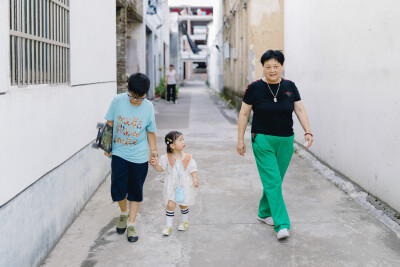 甜甜的都给你
摄影：洪小漩
出镜：家人
今年，蓝莓刚到了收获时节，爸妈就惦记着让我们回家。那些时日，菲比恰好在上虞阿太家，没能及时赶回浦江。所幸的是，我弟难得请出假来回了一趟浦江，将头茬蓝莓一网打尽。…