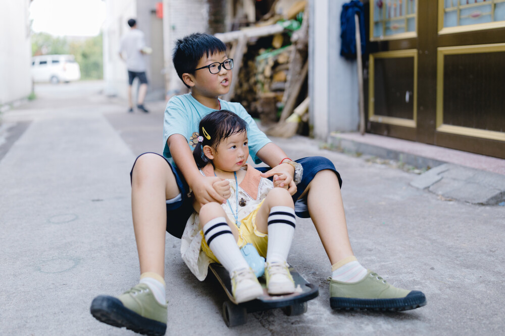 甜甜的都给你
摄影：洪小漩
出镜：家人
今年，蓝莓刚到了收获时节，爸妈就惦记着让我们回家。那些时日，菲比恰好在上虞阿太家，没能及时赶回浦江。所幸的是，我弟难得请出假来回了一趟浦江，将头茬蓝莓一网打尽。对此，爸妈很满意。
等我们终于回到浦江时，蓝莓已经在高温下几乎变成了蓝莓干，但是一旁的黄桃长势却有些喜人。得，都给它收了，带走。
菲比其实不爱吃水果，但是，我爸声情并茂描述蓝莓多美味的样子，着实让我对他那炉火纯青的演技有了全新认识。惹得菲比皱着眉头，一边往嘴里塞蓝莓一边说着“还要”。
我爸在一旁笑眯眯看着菲比分享他劳作的果实，妥妥一个人间最慈祥的外公。
那么多年，我家一直都是慈父严母