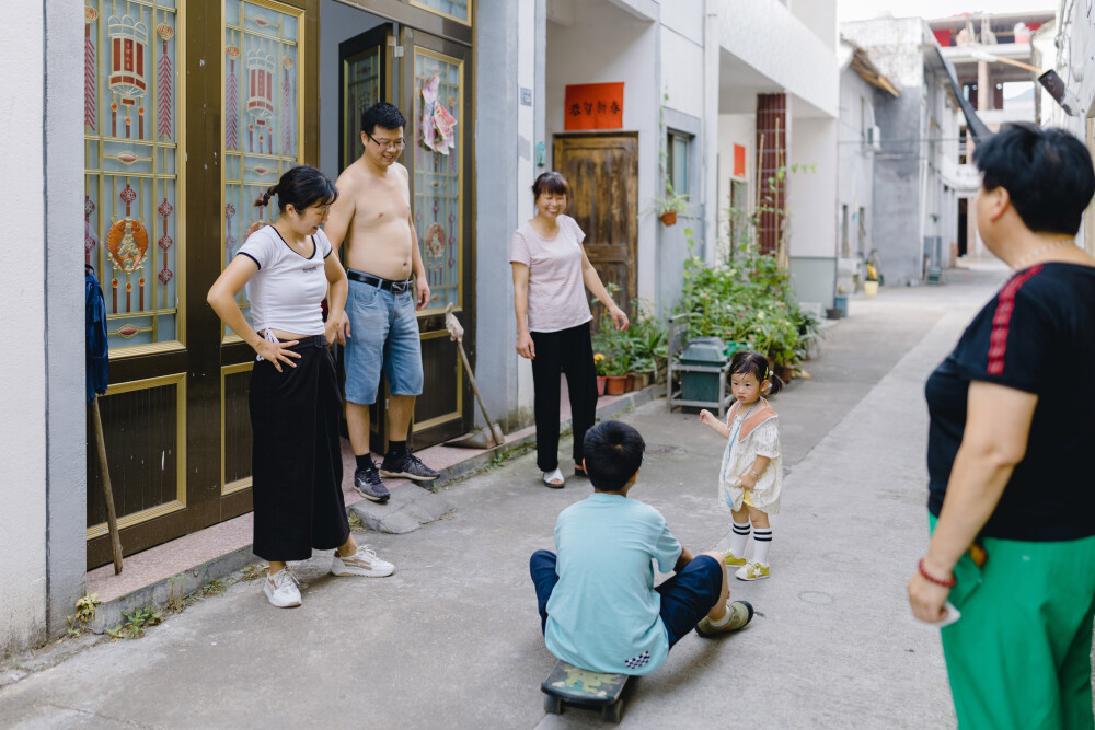 甜甜的都给你
摄影：洪小漩
出镜：家人
今年，蓝莓刚到了收获时节，爸妈就惦记着让我们回家。那些时日，菲比恰好在上虞阿太家，没能及时赶回浦江。所幸的是，我弟难得请出假来回了一趟浦江，将头茬蓝莓一网打尽。对此，爸妈很满意。
等我们终于回到浦江时，蓝莓已经在高温下几乎变成了蓝莓干，但是一旁的黄桃长势却有些喜人。得，都给它收了，带走。
菲比其实不爱吃水果，但是，我爸声情并茂描述蓝莓多美味的样子，着实让我对他那炉火纯青的演技有了全新认识。惹得菲比皱着眉头，一边往嘴里塞蓝莓一边说着“还要”。
我爸在一旁笑眯眯看着菲比分享他劳作的果实，妥妥一个人间最慈祥的外公。
那么多年，我家一直都是慈父严母