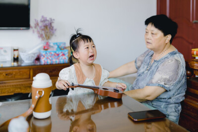 甜甜的都给你
摄影：洪小漩
出镜：家人
今年，蓝莓刚到了收获时节，爸妈就惦记着让我们回家。那些时日，菲比恰好在上虞阿太家，没能及时赶回浦江。所幸的是，我弟难得请出假来回了一趟浦江，将头茬蓝莓一网打尽。…