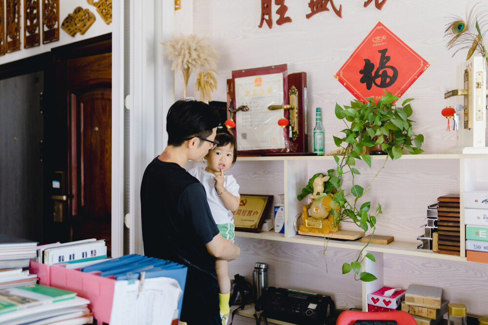 甜甜的都给你
摄影：洪小漩
出镜：家人
今年，蓝莓刚到了收获时节，爸妈就惦记着让我们回家。那些时日，菲比恰好在上虞阿太家，没能及时赶回浦江。所幸的是，我弟难得请出假来回了一趟浦江，将头茬蓝莓一网打尽。对此，爸妈很满意。
等我们终于回到浦江时，蓝莓已经在高温下几乎变成了蓝莓干，但是一旁的黄桃长势却有些喜人。得，都给它收了，带走。
菲比其实不爱吃水果，但是，我爸声情并茂描述蓝莓多美味的样子，着实让我对他那炉火纯青的演技有了全新认识。惹得菲比皱着眉头，一边往嘴里塞蓝莓一边说着“还要”。
我爸在一旁笑眯眯看着菲比分享他劳作的果实，妥妥一个人间最慈祥的外公。
那么多年，我家一直都是慈父严母