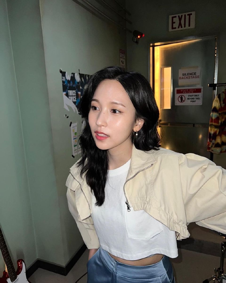 叶舒华 金艺琳 黄礼志 金秋天 赵美延
Jennie IU Rosé 名井南