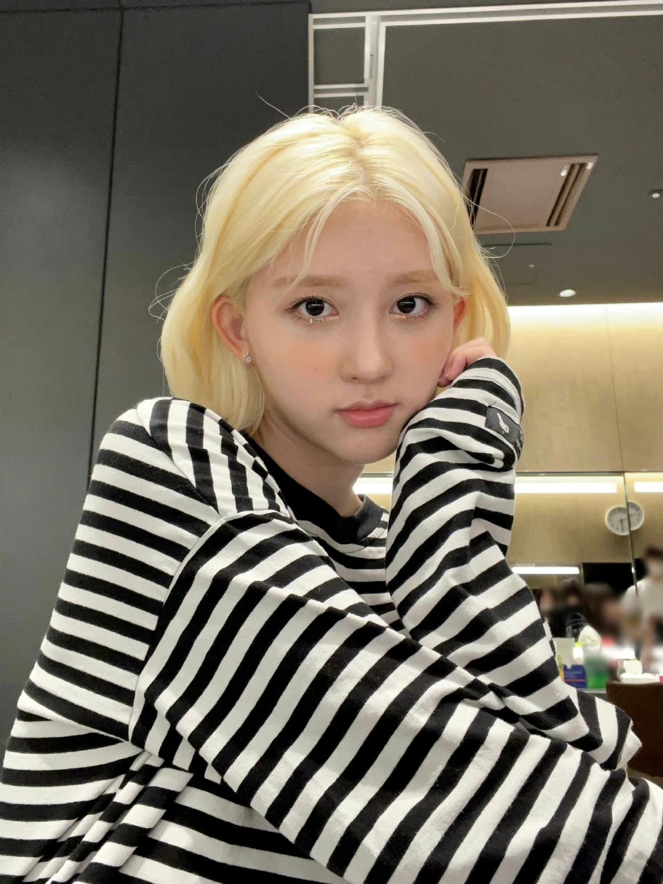 叶舒华 金艺琳 黄礼志 金秋天 赵美延
Jennie IU Rosé 名井南