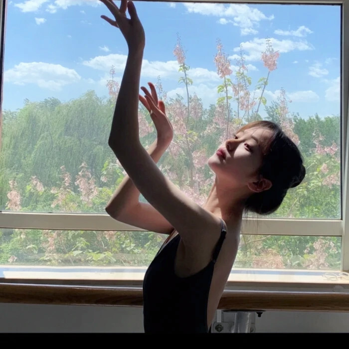 Buy yourself flowers to grow up with yourself 给自己买花陪自己长大.