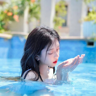 Buy yourself flowers to grow up with yourself 给自己买花陪自己长大.