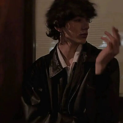 男头|斑马线是沉默的钢琴，为错身的路人，演奏无声的乐曲。
侵权删