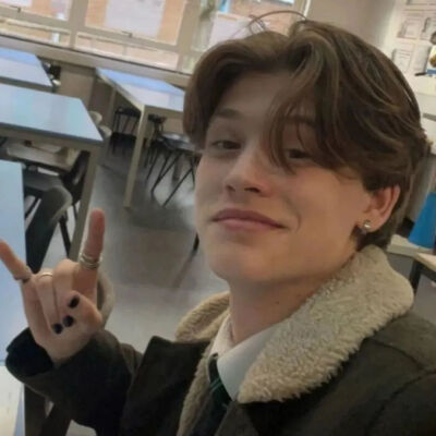 男头|斑马线是沉默的钢琴，为错身的路人，演奏无声的乐曲。
侵权删