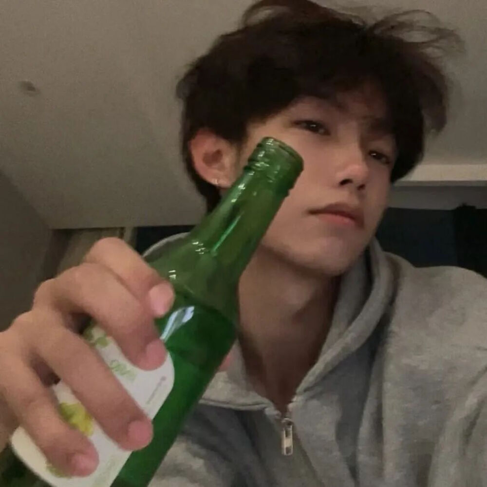 男头|斑马线是沉默的钢琴，为错身的路人，演奏无声的乐曲。
侵权删