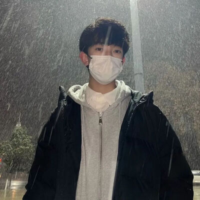 男头|斑马线是沉默的钢琴，为错身的路人，演奏无声的乐曲。
侵权删