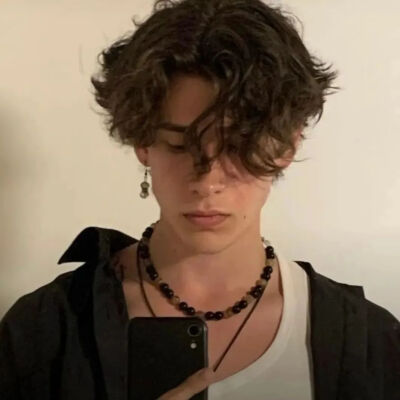 男头|斑马线是沉默的钢琴，为错身的路人，演奏无声的乐曲。
侵权删