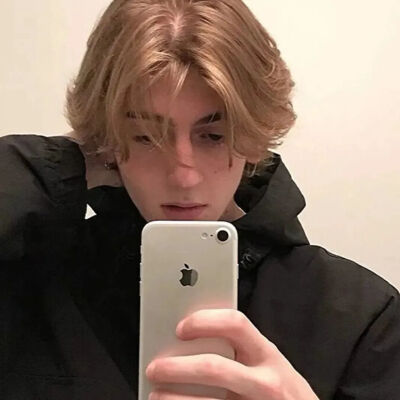 男头|斑马线是沉默的钢琴，为错身的路人，演奏无声的乐曲。
侵权删