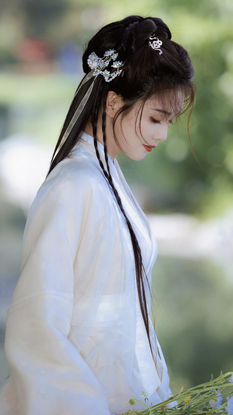 #白鹿白衣湖边写真#
小扇引微凉 悠悠夏日长
图cr藏匿流星