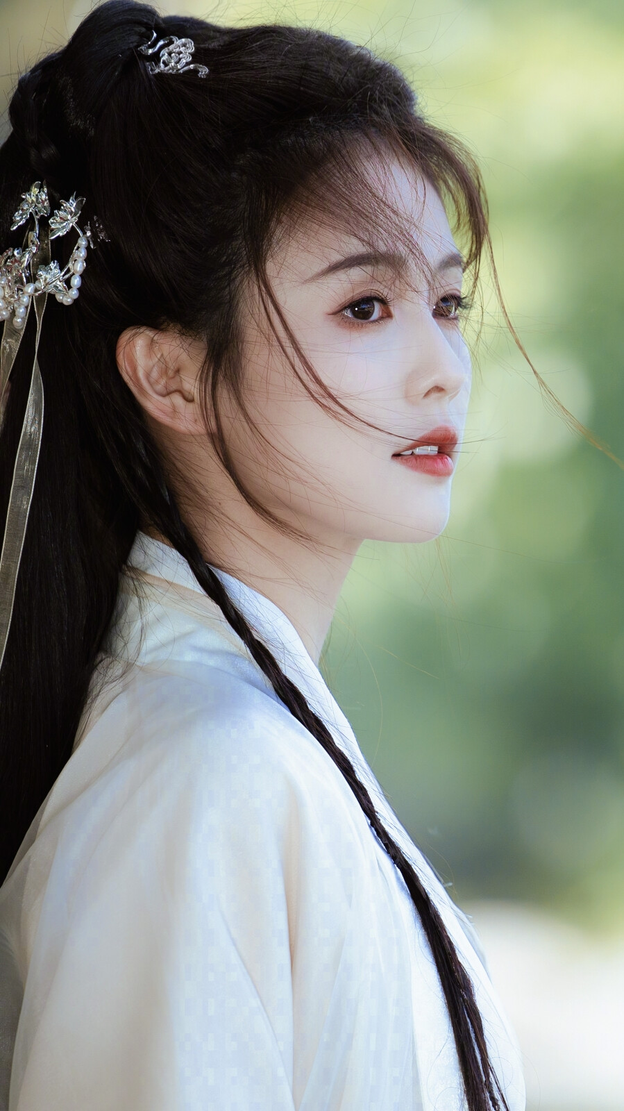 #白鹿白衣湖边写真#
小扇引微凉 悠悠夏日长
图cr藏匿流星