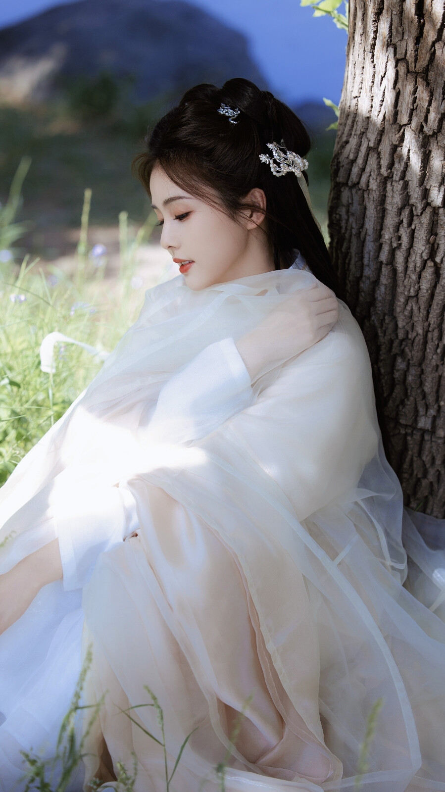 #白鹿白衣湖边写真#
小扇引微凉 悠悠夏日长
图cr藏匿流星