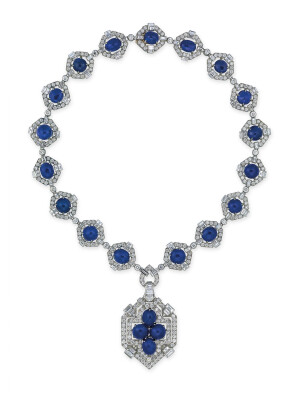  Bulgari 宝格丽 蓝宝石挂坠项链 镶嵌蛋面蓝宝石和钻石。成交150万港币 