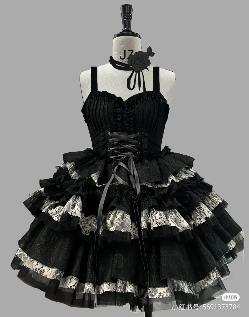 模特图真的和人台图一样种草唉，谁能不爱这个黑色裙裙的质感呢，超蓬裙摆好可，裙裙是格物致lolita家的