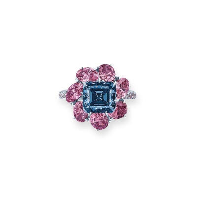 Moussaieff 彩钻戒指 主石为一颗 3.24ct 蓝钻，经GIA鉴定为艳彩蓝色，IF净度，周围装饰粉钻。成交价5371.75万港币