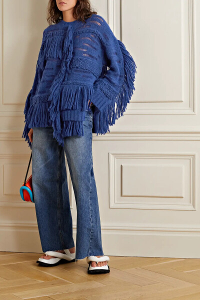 丰富纹理是 Stella McCartney 这款温暖毛衣的视觉主角。此单品以含有少许羊毛的马海毛混纺纱线织就，手感绒软舒适，窸窣流苏巧妙放大你举手投足的灵动姿态。建议搭配同色系单品和平底鞋。