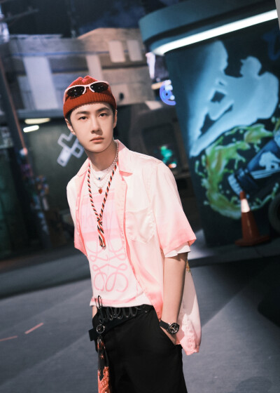 YIBO-OFFICIAL：
#王一博这就是街舞5#
赤诚而归探寻热血本源！粉色衬衫彰显蓬勃朝气，复古墨镜装点潮流本色，燃力拉满，和@UNIQ-王一博 队长今晚 8点见！